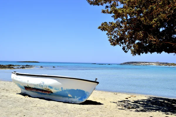 Boot op het strand elafonisi Rechtenvrije Stockfoto's