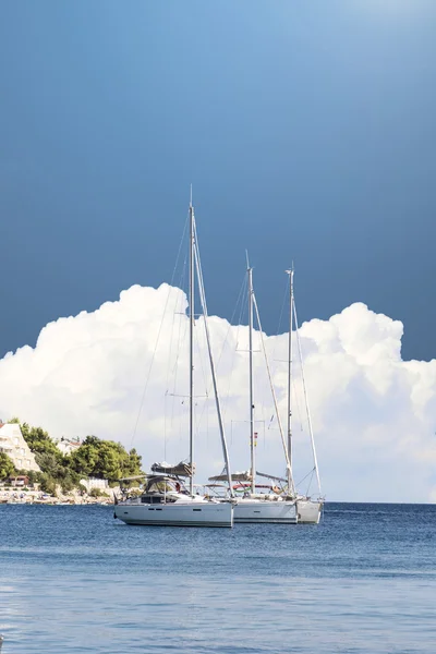 Barcos na costa — Fotografia de Stock