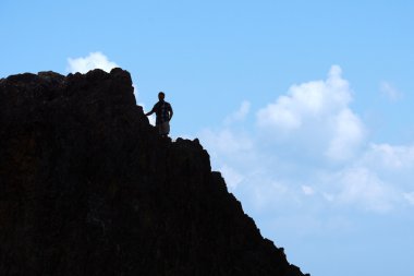 dağlara tırmanma adam silüeti