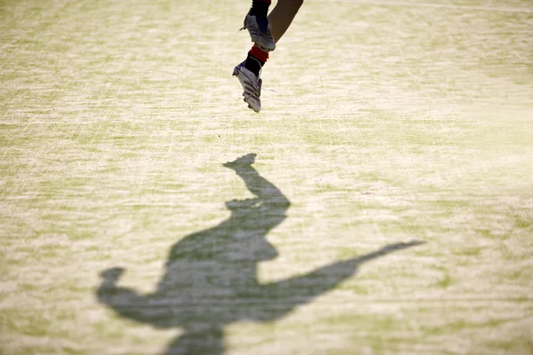 Fußballspieler springen — Stockfoto