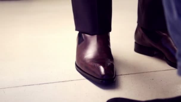 Business man with suit and brown leather shoes — Stock Video