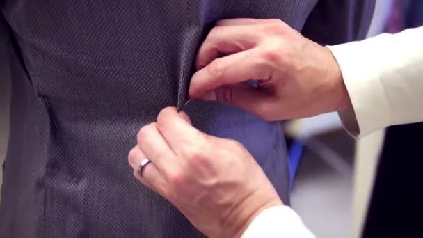 Le mani adattano un vestito all'atto di sparatoria di moda — Video Stock