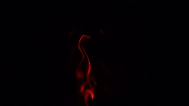 siyah arka plan üzerine alevler