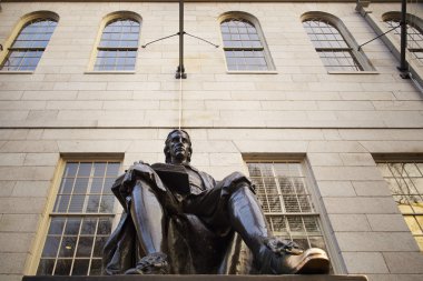 John harvard heykelini harvard Üniversitesi'nde.