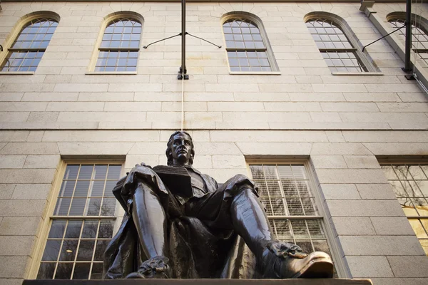 John Harvard statue at Harvard University. — Stock Photo, Image