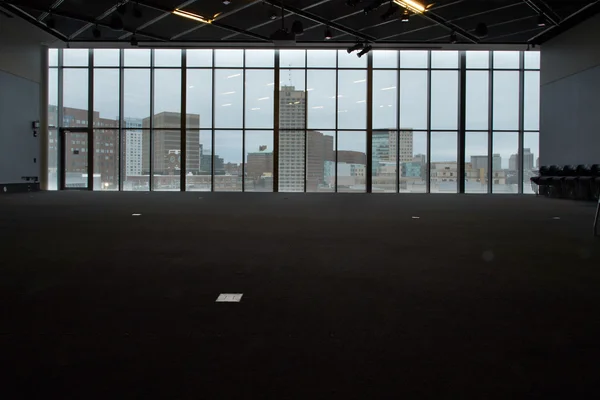 Интерьер офисного здания с горизонтом — стоковое фото