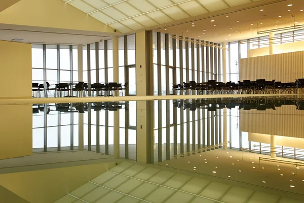 Kantoor gebouw interieur reflectie — Stockfoto