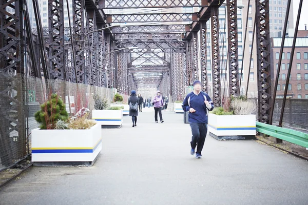 As pessoas caminham sobre a ponte — Fotografia de Stock