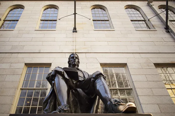 John-Harvard-Statue an der Harvard University. Stockfoto