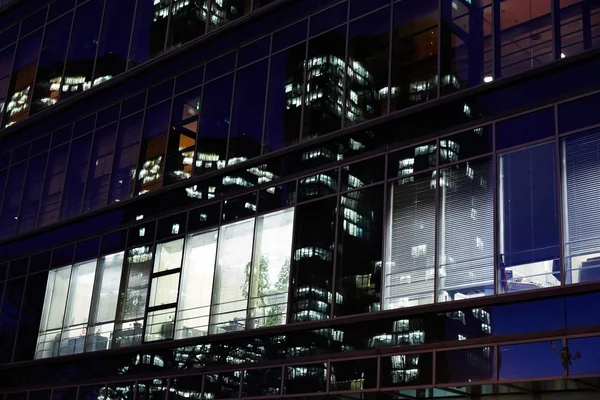 Kontorsbyggnad nattetid — Stockfoto