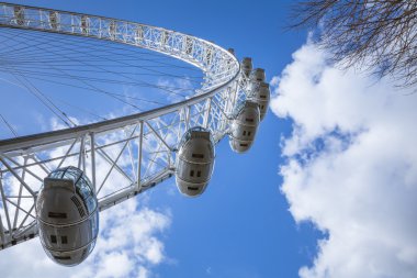 London eye mavi gökyüzü ve beyaz bulutlar
