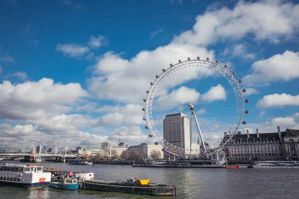 London eye met cumulus wolken — Stockfoto