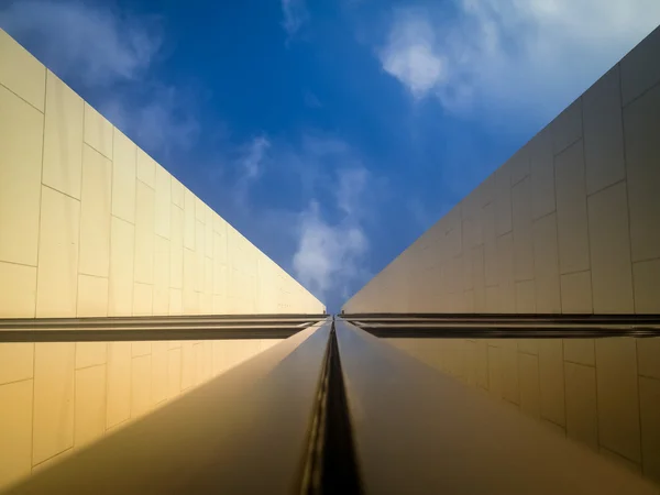 Skyscraper in the city — Stock Photo, Image