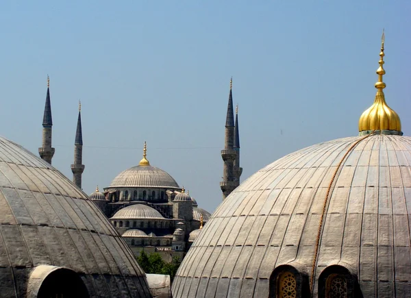 Copulas och minareter i moské — Stockfoto