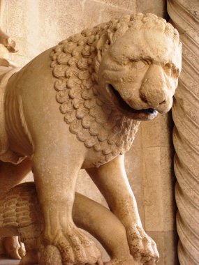 Taşlı aslan, Romanesk tarzı