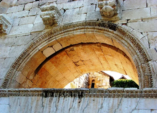 Gesneden details van Romeinse palace, split — Stockfoto