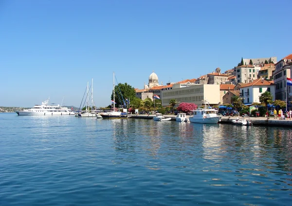 Ciel bleu, mer et vieille ville — Photo