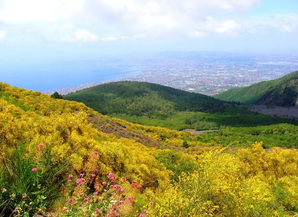 폭발의 사면에서 나폴리의 보기 — 스톡 사진