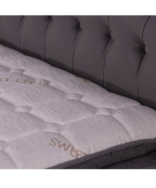 gri yastıklı yatak, gri düğmeli yatak başlığı