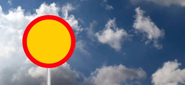 Пустой Красный Желтый Круг Вывеска Дорожный Знак Голубом Небе Стоп — стоковое фото
