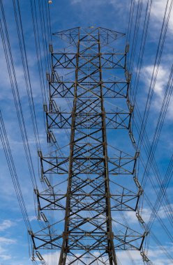 Mavi gökyüzü arka plan ile elektrik yüksek gerilim sonrası