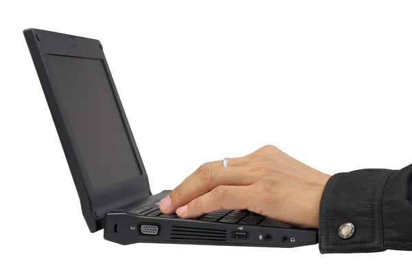 Χέρια εργαζομένων που εργάζονται με laptop απομονωθεί σε λευκό αμουδερές — Φωτογραφία Αρχείου