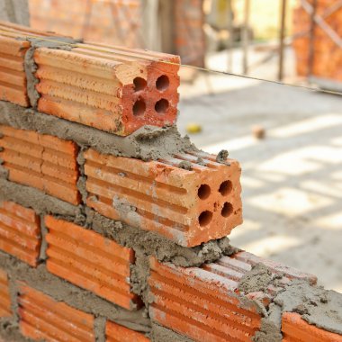 kırmızı tuğla duvar çimento harcı ile oluşturma