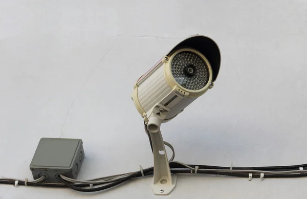 Kamera keamanan tergantung di dinding — Stok Foto