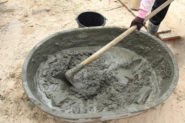 Mélange d'un ciment dans un salver pour appliquer la construction — Photo