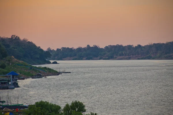 Akşamları Khong Nehri, Tayland ve Loas sınırı. — Stok fotoğraf