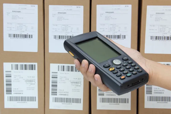 Cajas de escaneo con escáner de código de barras —  Fotos de Stock