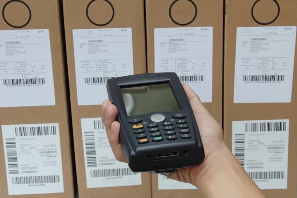 Cajas de escaneo con escáner de código de barras — Foto de Stock