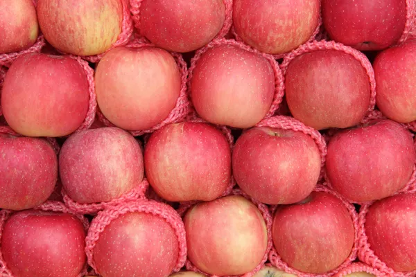 Yummy hög med äpplen frukter (malus domestica), till salu på ett märke — Stockfoto