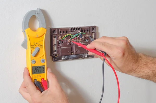 Testing thermostat voltage — Stock Photo, Image