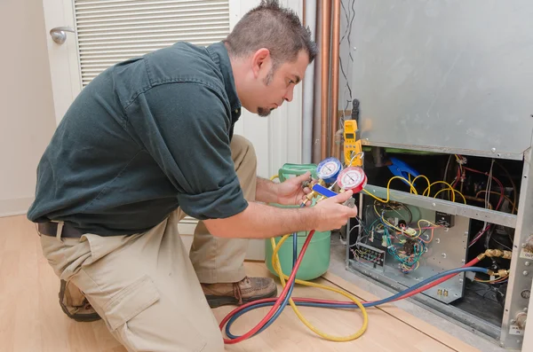 Tecnico di HVAC che lavora — Foto Stock