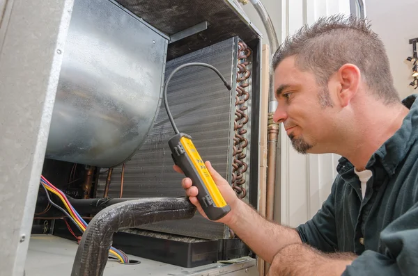 Technik HVAC z detektorem nieszczelności — Zdjęcie stockowe