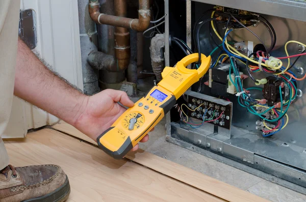 teknisyen kontrol kompresör amper