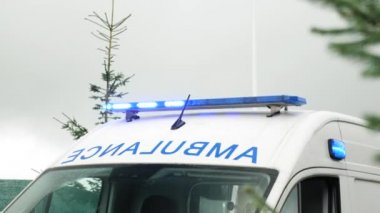 Ambulans makinesinde acil durum ışıkları yanıp sönüyor. Ambulans ışıkları titreşiyor.