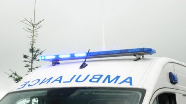 Ambulans mavi ışıkları yanıp sönüyor. Acil servis ambulansının yanıp sönen ışıkları