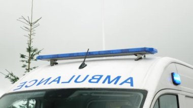 Acil durum ambulans ışıkları yanıp sönüyor. Acil servis ambulansının mavi ışıkları.