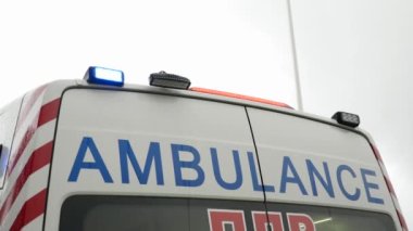Yanıp sönen ambulans mavi ışıkları. Acil durum ışıkları yanıp sönüyor