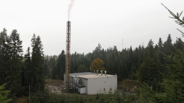 Impianto di recupero rifiuti che bruciano rifiuti. Energia industriale. Locale caldaia con ciminiere — Video Stock