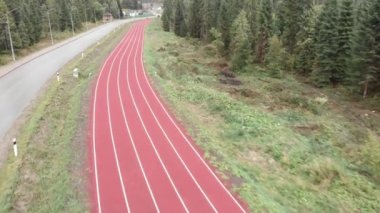 Şeritli koşu pisti. Atletizm açık havada koşu bandı. Sporcular için antrenman sahası