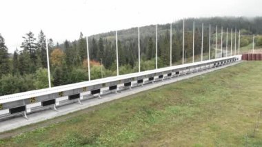 Spor sahasında boş biatlon atış poligonu. Sezon dışında biatlon sporcuları için antrenman sahası