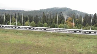 Atış poligonu ve spor şeridi olan biatlon spor antrenman sahası. Biatletler için atış poligonu