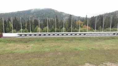 Biatlon sırasında ateş etmek için hedefler. Biatlon spor sahasında boş atış poligonu