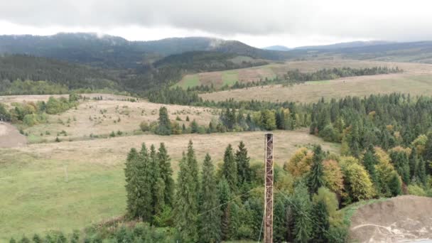 Montañas con valle y colinas. Bosque de pinos en las montañas Cárpatos. Naturaleza salvaje — Vídeos de Stock