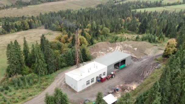 Petite usine de récupération de déchets brûlant en montagne. Tuyau haut avec fumée noire — Video