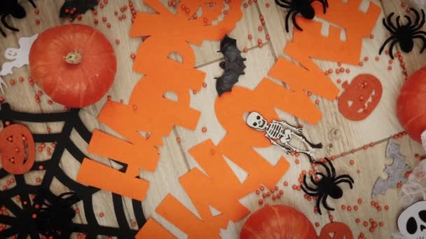 Halloween. Dolcetto o scherzetto. Decorazione di Halloween, volti spaventosi e zucche arancioni — Video Stock