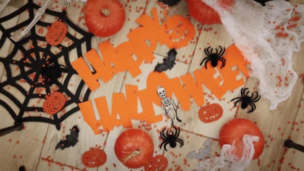 Griezelige Halloween. Halloween symbolen, eng gezicht, skelet en pompoenen. Gelukkige Halloween — Stockvideo